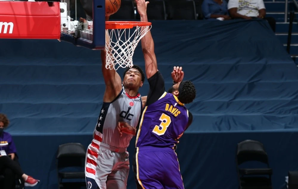  八村塁26分湖人险胜雷霆  