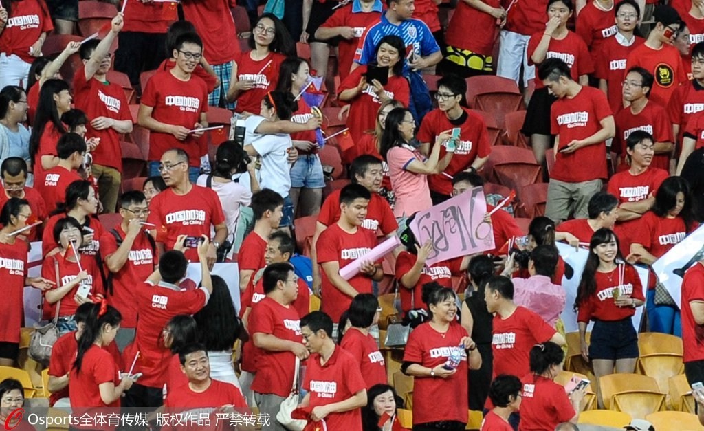  菲尔特主场氛围火爆，球迷助威声助推球队逆袭成功  