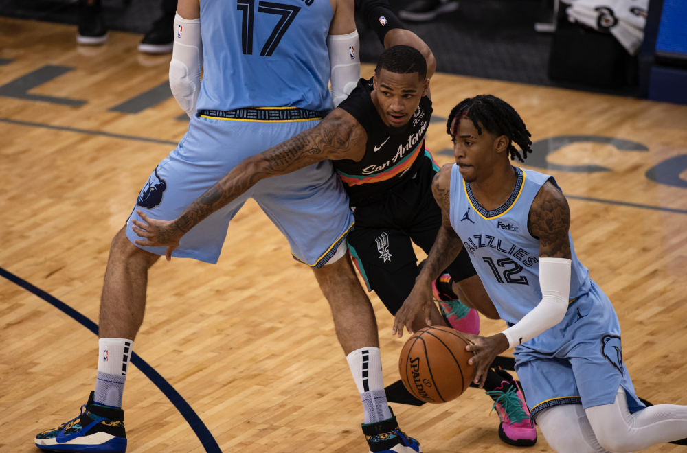  莫兰特压哨跳投命中，灰熊一分险胜森林狼登顶